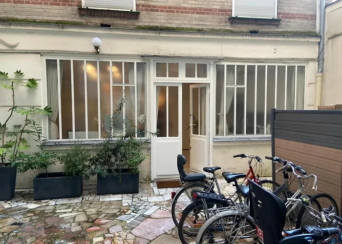 Calm & Charming Atelier In Paris